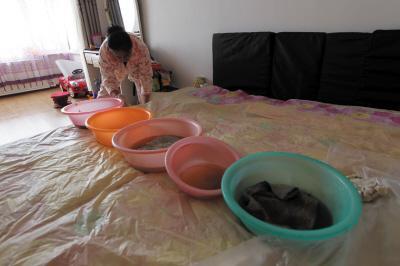 泸州楼上漏水，住户失联，小区没物管，业主维权难！律师来支招……